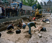 843665 Afbeelding van het archeologische onderzoek op het Janskerkhof te Utrecht onder het traject van de aan te leggen ...